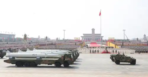 Лазери, підводні дрони та ракети, що б'ють по всьому світу: що показали на параді в Пекіні - INFBusiness