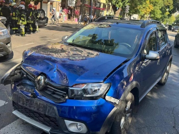 Джип охорони Порошенка влаштував автотрощу в Одесі: машину потерпілої перекинуло на дах (ФОТО) - INFBusiness