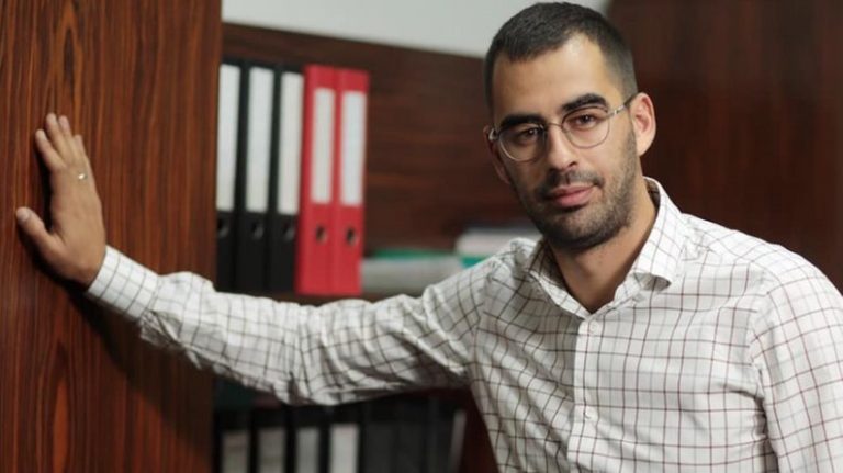 ДТП, у якому звинувачують народного депутата Олександра Трухіна, сталася 23 серпня 2021 року під Києвом, постраждали шестеро людей. Одразу після аварії ЗМІ повідомили, що водієм Audi A8, який власне скоїв дорожню пригоду, що зачепила три авто, був Олександр Трухін. Також лунали припущення, що він міг бути за кермом в нетверезому стані та намагатися уникнути відповідальності. "Я тихенько піду в ліс". Що відомо про ДТП за участі народного депутата Трухіна - INFBusiness