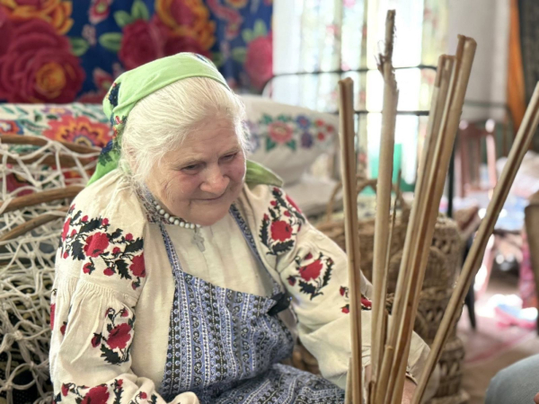 «Як почала плести кошики з рогозу, руки перестали терпнути», — 83-річна майстриня з Полтавщини - INFBusiness