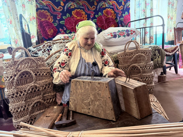 «Як почала плести кошики з рогозу, руки перестали терпнути», — 83-річна майстриня з Полтавщини - INFBusiness