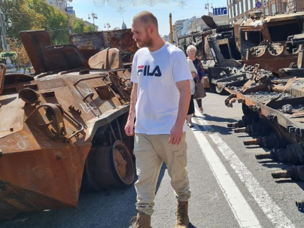 «Поховай мене поруч із бійцями, які лежать на полі Полтавської битви»: історія шведа, який знайшов в Україні своє кохання і загинув за її свободу - INFBusiness