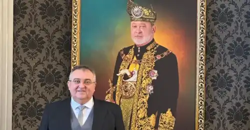 Посол Надоленко подарував королю Малайзії вишиванку від дизайнера Дамірової - INFBusiness