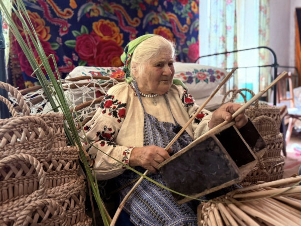 «Як почала плести кошики з рогозу, руки перестали терпнути», — 83-річна майстриня з Полтавщини - INFBusiness