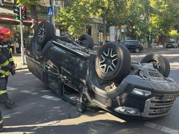 Джип охорони Порошенка влаштував автотрощу в Одесі: машину потерпілої перекинуло на дах (ФОТО) - INFBusiness