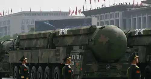 Китай на параді вперше показав міжконтинентальну балістичну ракету DF-61 - INFBusiness