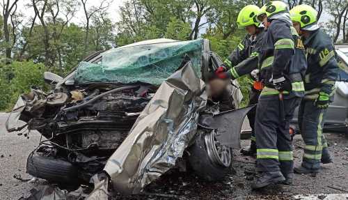 Рятувальники Кіровоградщини деблокували з понівеченої автівки тіло загиблого (ФОТО) - INFBusiness