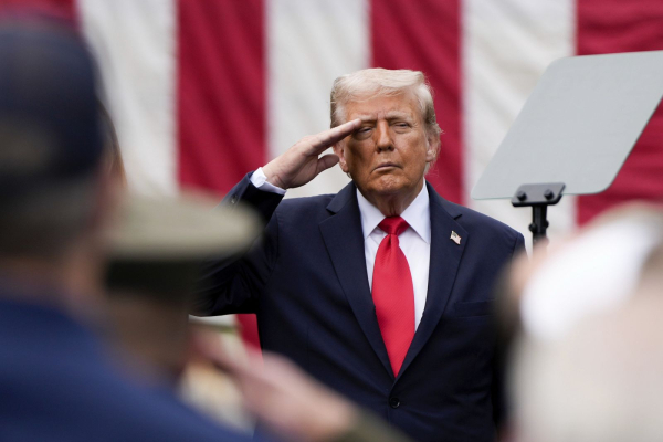 Президент США Дональд Трамп знову привернув увагу громадськості. Під час церемонії вшанування пам'яті жертв терактів 11 вересня у Пентагоні, ЗМІ помітили асиметрію його обличчя. У Трампа запідозрили інсульт: журналісти звернули увагу на перекошене обличчя - INFBusiness