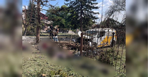 «Відверто звірячий удар»: близько 20 людей загинули від російської авіабомби у селищі Ярова на Донбасі (відео 18+) - INFBusiness