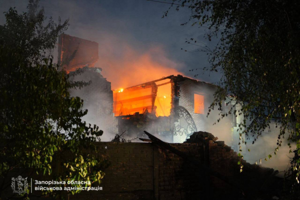 Вночі ворог атакував приватний сектор Запоріжжя: пожежники борються з вогнем (фото, відео) - INFBusiness