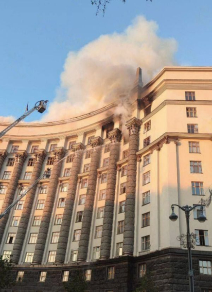 Будівля Кабміну спалахнула у Києві після нічної атаки ворога, є жертви (фото та відео) - INFBusiness