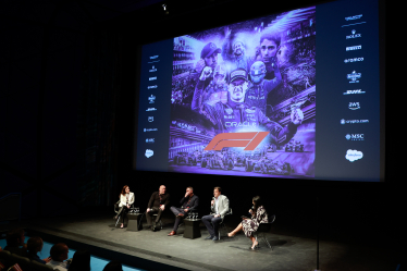 Перегони «Формули-1» дивляться мільярди глядачів в усьому світі, а країни платять десятки мільйонів доларів за право їх транслювати. Як автоперегони переросли в реаліті-шоу світового масштабу? Forbes Ukraine зібрав цікаві факти про історію Ф-1 із книги «Формула», що вийшла у видавництві Vivat наприкінці серпня та потрапила у топ літніх передзамовлень «Формула-1» цікаві факти