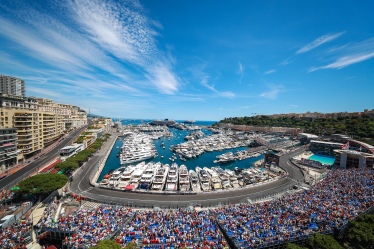 Перегони «Формули-1» дивляться мільярди глядачів в усьому світі, а країни платять десятки мільйонів доларів за право їх транслювати. Як автоперегони переросли в реаліті-шоу світового масштабу? Forbes Ukraine зібрав цікаві факти про історію Ф-1 із книги «Формула», що вийшла у видавництві Vivat наприкінці серпня та потрапила у топ літніх передзамовлень Історія «Формули-1» /Getty Images