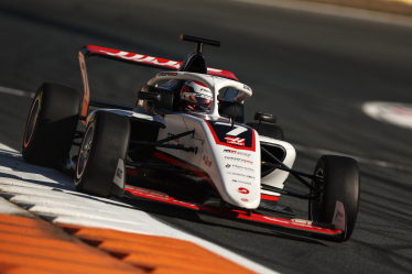 Перегони «Формули-1» дивляться мільярди глядачів в усьому світі, а країни платять десятки мільйонів доларів за право їх транслювати. Як автоперегони переросли в реаліті-шоу світового масштабу? Forbes Ukraine зібрав цікаві факти про історію Ф-1 із книги «Формула», що вийшла у видавництві Vivat наприкінці серпня та потрапила у топ літніх передзамовлень Історія «Формули-1» /Getty Images