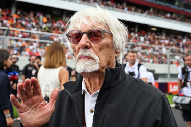 Перегони «Формули-1» дивляться мільярди глядачів в усьому світі, а країни платять десятки мільйонів доларів за право їх транслювати. Як автоперегони переросли в реаліті-шоу світового масштабу? Forbes Ukraine зібрав цікаві факти про історію Ф-1 із книги «Формула», що вийшла у видавництві Vivat наприкінці серпня та потрапила у топ літніх передзамовлень Цікаві факти про «Формулу-1» /Getty Images