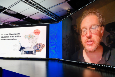 У добу штучного інтелекту людська мудрість потрібна як ніколи, переконаний бізнесмен Бен Нельсон. У 2011-му він заснував проєкт Minerva, американську освітню компанію, що дала старт Minerva University – найінноваційнішому університету світу. Це звання приватний виш утримує чотири роки поспіль. Яким був шлях? Про свій підхід Нельсон розповів під час онлайн-виступу на форумі Forbes University виступ Бена Нельсона на Forbes University 2025 /Антон Забєльський для Forbes Ukraine