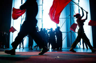 Українські театри повертаються з канікул. Натхненні підвищеним інтересом глядачів, вони запускають нові сцени й готують неочікувані колаборації. Forbes Ukraine запитав провідні театри Києва, Львова та Одеси про плани на новий сезон Ребелія МУР