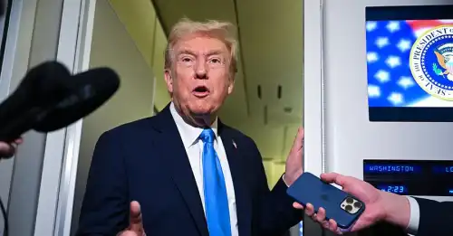 Трамп влаштував запальні танці в аеропорту Малайзії - INFBusiness