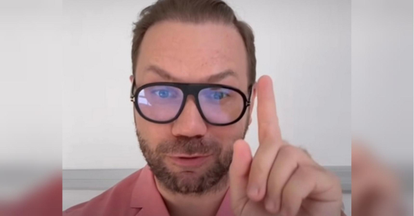 Популярний дизайнер Андре Тан, який показав головний образ осіннього сезону, назвав речі, які ніколи не вийдуть з моди. За словами Андре, вони є у гардеробі кожного. На своїй сторінці у соціальній мережі дизайнер поділився світлинами та дописом про те, що перестало бути актуальним, а що залишається, незважаючи на час. Залишаються «вічними»: відомий дизайнер назвав речі, які ніколи не вийдуть з моди - INFBusiness