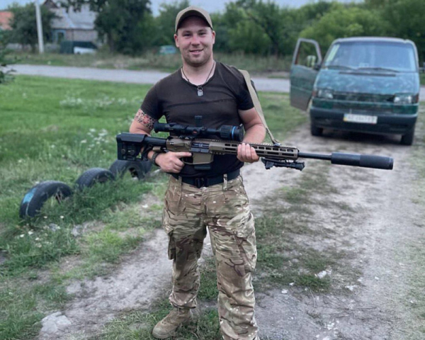 «Пірнув і зламав шию. До ранку міг не дожити»: танкіст ЗСУ після травми створив новий вид живопису - INFBusiness