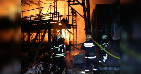 Знищуючи українську інфраструктуру перед зимою, росія прагне виснажити українську оборону. Ці атаки є прикладом воєнної політики диктатора путіна. Він вбиває мирних жителів в Україні дронами. Він руйнує житлові будинки ракетами: менш ніж за дві хвилини після входу в повітряний простір України балістичні ракети вражають свої цілі — ніхто не може так швидко дістатися до укриття. Тільки компанія ДТЕК зафіксувала 210 ракетних атак і атак дронів на свої об'єкти з початку війни, 54 з них — лише на електростанції. На Україну чекає катастрофічна зима — Bild - INFBusiness