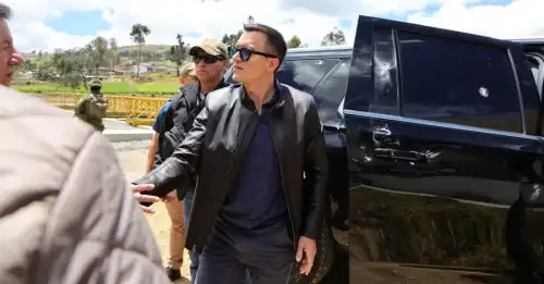 Протестувальники закидали кортеж 37-річного президента Еквадору камінням - INFBusiness