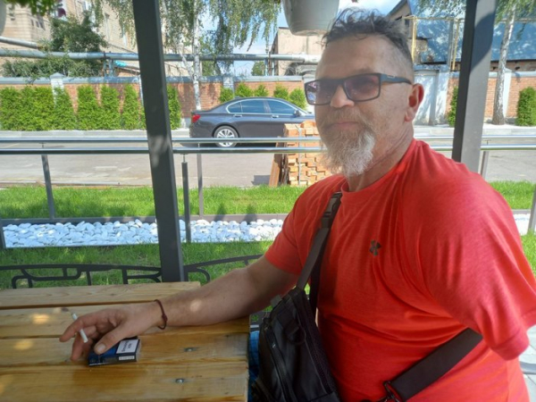 «Пішов у ТЦК й кажу: «Треба вже щось зі мною робити!»: ветеран з ампутованою рукою вже понад рік плете маскувальні сітки для фронту - INFBusiness