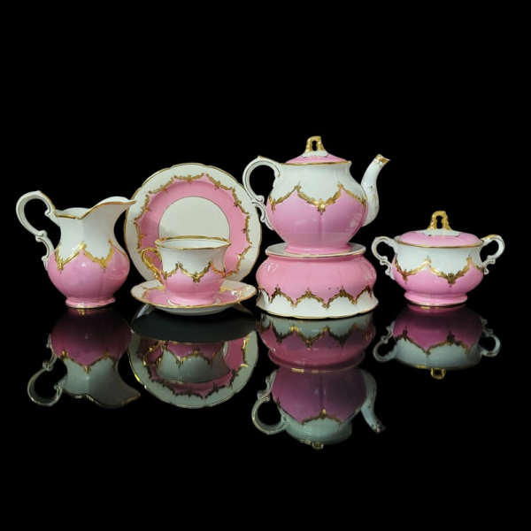 Дмитро Гоч. Чайний сервіз “Бутон”. Баранівський фарфоровий завод. 1950–1960-ті роки «На виставці у Софії Київській легендарний сервіз „Бутон“ представлений у двох раритетних кольорах», — колекціонерка Людмила Карпінська-Романюк - INFBusiness