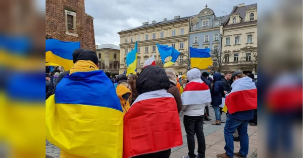 З 1 листопада 2025 року Польща запроваджує суттєві зміни щодо умов проживання для українських біженців, які перебувають у центрах колективного розміщення. Програма безоплатного житла та харчування, що діяла понад три роки, буде поступово згорнута. У Польщі новим біженцям з України більше не надаватимуть житло безкоштовно - INFBusiness