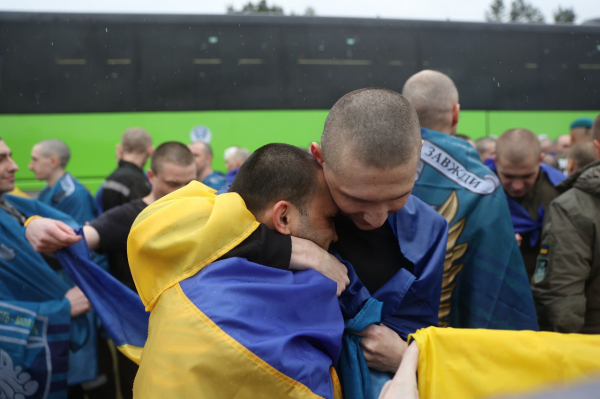 Відбувся черговий обмін полоненими. В Україну повернулись 185 українських захисників та 20 цивільних із російського полону. Про це повідомив президент України Володимир Зеленський. Живі — вдома: ще 205 українців вирвали з лап російського полону (фото, відео) - INFBusiness