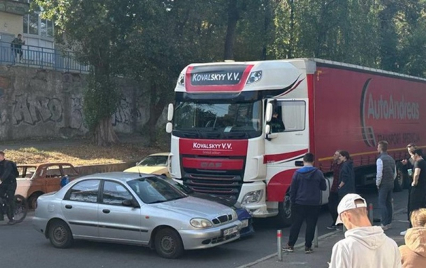 «Повертаю голову — вантажівка суне по дорозі і давить легковики. Водій без свідомості»: як 19-річний киянин зупинив некеровану фуру й запобіг трагедії - INFBusiness