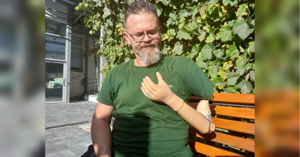 «Пішов у ТЦК й кажу: «Треба вже щось зі мною робити!»: ветеран з ампутованою рукою вже понад рік плете маскувальні сітки для фронту - INFBusiness
