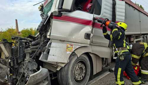 Унаслідок ДТП за участі двох вантажних автомобілів MAN та Renault Premium на вул. Гетьмана Мазепи в Олександрії травмувався чоловік. В Олександрії деблокували травмованого чоловіка з пошкодженого в ДТП автомобіля (ФОТО) - INFBusiness