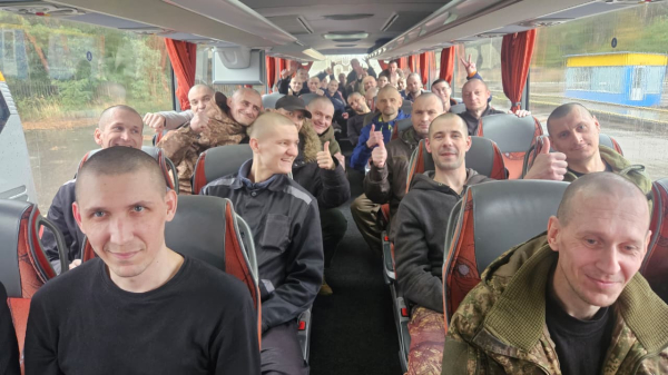 Відбувся черговий обмін полоненими. В Україну повернулись 185 українських захисників та 20 цивільних із російського полону. Про це повідомив президент України Володимир Зеленський. Живі — вдома: ще 205 українців вирвали з лап російського полону (фото, відео) - INFBusiness