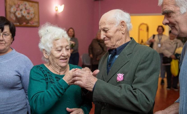 «Я не хотіла заміж, але він сказав: ти — моя остання любов»: на Одещині побрались літні переселенці зі сходу України - INFBusiness