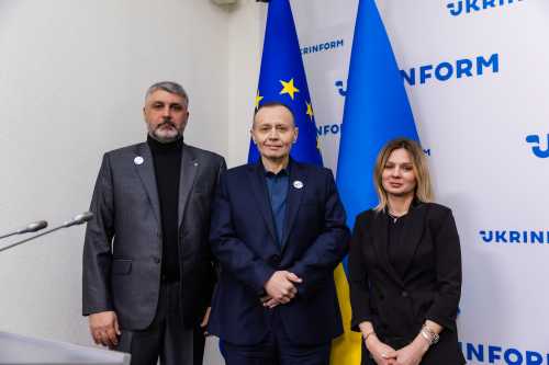 Більше п’яти років триває земельна реформа. Вона співпала не лише з пандемією коронавірусу та з початком широкомасштабної агресії Росії проти України. Вона стала елементом компрадорської, грабіжницької політики щодо українського народу. Земля, яка повинна бути загальним добром усіх громадян України, стала предметом торгу.  І наступні угоди: які уклав український уряд – Сторічна угода з Великобританією та Угода про надра зі Сполученими Штатами Америки – стали похідними від тієї «реформи», яку нинішня влада проштовхнула у парламенті, зробивши український народ беззахисним перед зовнішніми впливами. Закон про землю має бути переглянутий - Пелюховський - INFBusiness