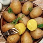 Як правильно зварити картоплю «в мундирі»: що треба кинути у каструлю, щоб шкірка не тріснула - INFBusiness