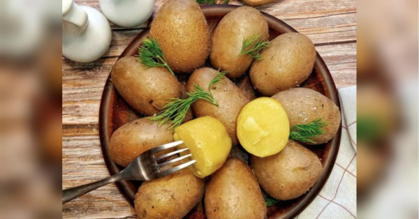 Страви з картоплі дуже популярні в українців. У багатьох салатах часто використовують картоплю, зварену «в мундирах». Як правильно зварити картоплю «в мундирі»: що треба кинути у каструлю, щоб шкірка не тріснула - INFBusiness