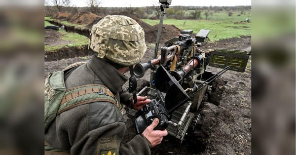 У серпні минулого року росія, здавалося, була на межі захоплення міста Покровськ. Окупаційні війська просунулися дуже близько, і мешканці поспішно евакуювалися. Оцінки того, як довго Покровськ зможе протриматися, різнилися — від кількох тижнів до кількох місяців. Але доля міста наче була вирішена. Тепер перенесемося на 14 місяців вперед і бачимо: українські війська все ще міцно чіпляються за цей ключовий логістичний вузол у Донецькій області, попри заяви росії про те, що падіння міста неминуче та що тисячі військовослужбовців оточені та незабаром будуть взяті в полон, пише The Washington Post. Вже понад рік тримається: чому рф не вдається захопити Покровськ - INFBusiness