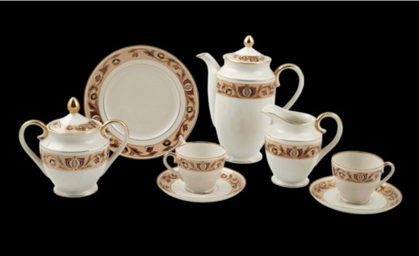 Аркадій Петров. Кавовий сервіз. Баранівський фарфоровий завод, 1957. Національний музей декоративного мистецтва України «На виставці у Софії Київській легендарний сервіз „Бутон“ представлений у двох раритетних кольорах», — колекціонерка Людмила Карпінська-Романюк - INFBusiness