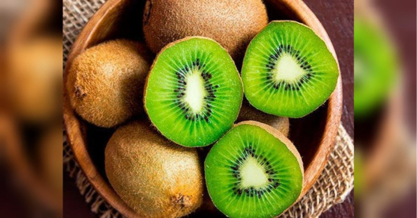 Ківі часто називають одним із найкращих фруктів перед сном завдяки вмісту серотоніну та антиоксидантів, пише Зелена газета. Медики назвали фрукт, який корисно з'їсти перед сном - INFBusiness