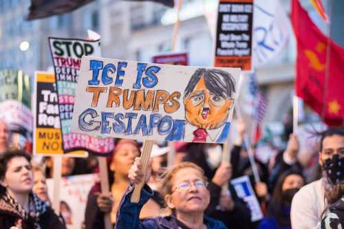 Шатдаун, протести, падіння рейтингів: поки Трамп рятує світ, США йде до апокаліпсису - INFBusiness