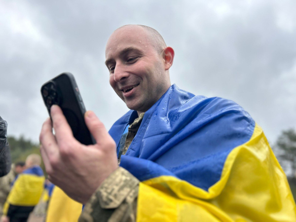 Відбувся черговий обмін полоненими. В Україну повернулись 185 українських захисників та 20 цивільних із російського полону. Про це повідомив президент України Володимир Зеленський. Живі — вдома: ще 205 українців вирвали з лап російського полону (фото, відео) - INFBusiness