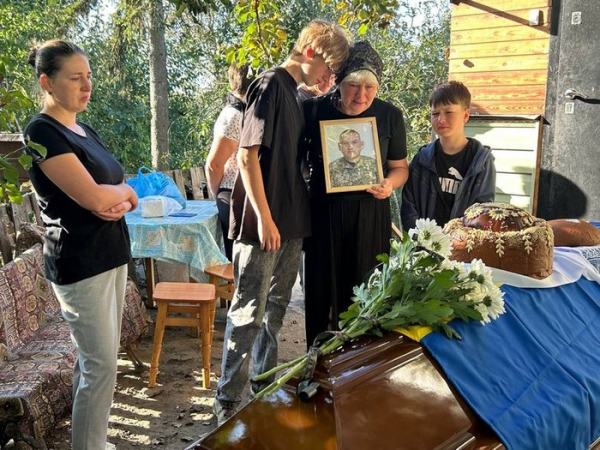 «Досі чекаю на Вадима вдома, бо все одно серце терзають сумніви, чи то дійсно він», - каже мати воїна Був похований в іншій області: на Житомирщині перепоховали військового, якого три роки вважали зниклим безвісти, але рідні все одно мають сумніви - INFBusiness