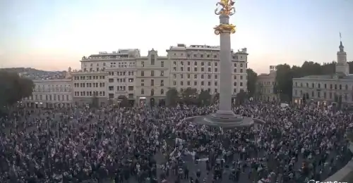 У Тбілісі масові протести, активісти увірвалися у двір президентського палацу - INFBusiness