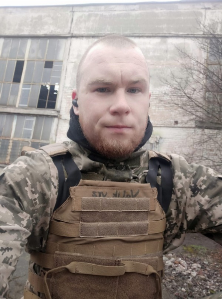 «Пірнув і зламав шию. До ранку міг не дожити»: танкіст ЗСУ після травми створив новий вид живопису - INFBusiness