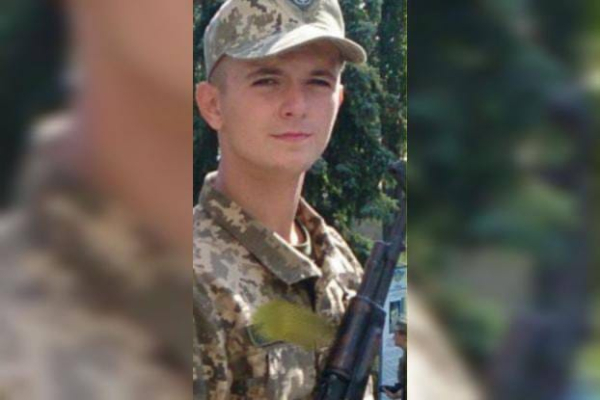 "Всі проблеми Іван вирішував швидко, нестандартно і з притаманною йому легкістю", - згадує Володимир Чумак, колишній одногрупник та товариш Кондрашова Російська ракета вбила Івана у день його 22-річчя: після загибелі сина-героя мама з Костянтинівки перепоховала його у Києві - INFBusiness