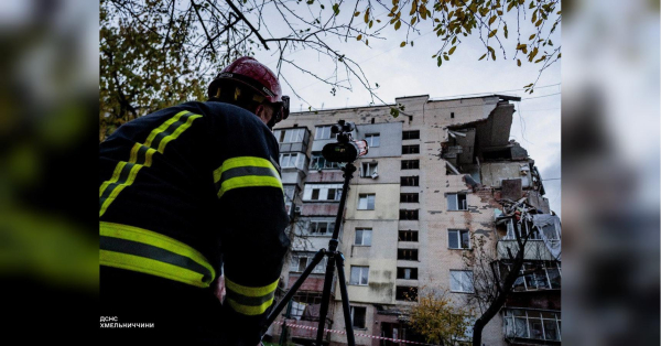 В Хмельницькому, де напередодні вибух зруйнував кілька поверхів багатоповерхового житлового будинку, є загиблі. Під завалами будинку, що вибухнув у Хмельницькому, знайшли загиблих (фото, відео) - INFBusiness
