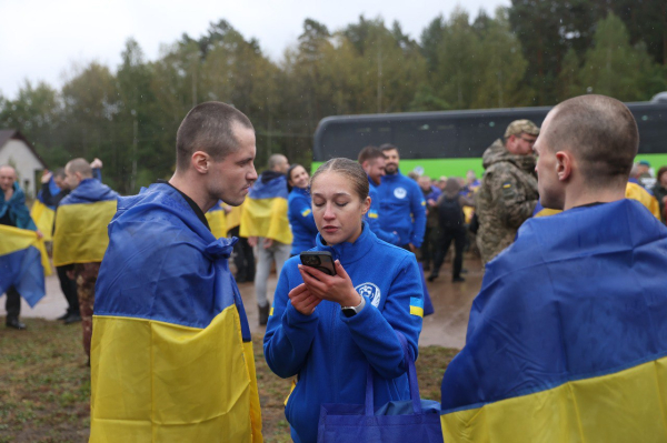 Відбувся черговий обмін полоненими. В Україну повернулись 185 українських захисників та 20 цивільних із російського полону. Про це повідомив президент України Володимир Зеленський. Живі — вдома: ще 205 українців вирвали з лап російського полону (фото, відео) - INFBusiness