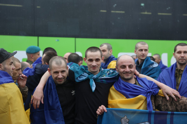 Відбувся черговий обмін полоненими. В Україну повернулись 185 українських захисників та 20 цивільних із російського полону. Про це повідомив президент України Володимир Зеленський. Живі — вдома: ще 205 українців вирвали з лап російського полону (фото, відео) - INFBusiness